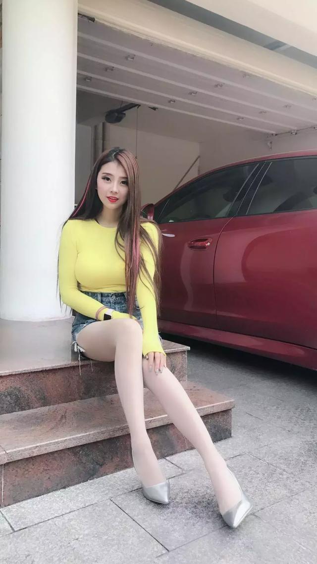 熟女丝交魅力无限，优雅风情尽显，成熟女性丝袜诱惑写真