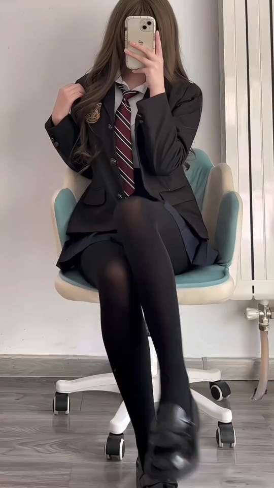 丝袜制服日韩在线精选潮流穿搭，性感风格，时尚搭配指南