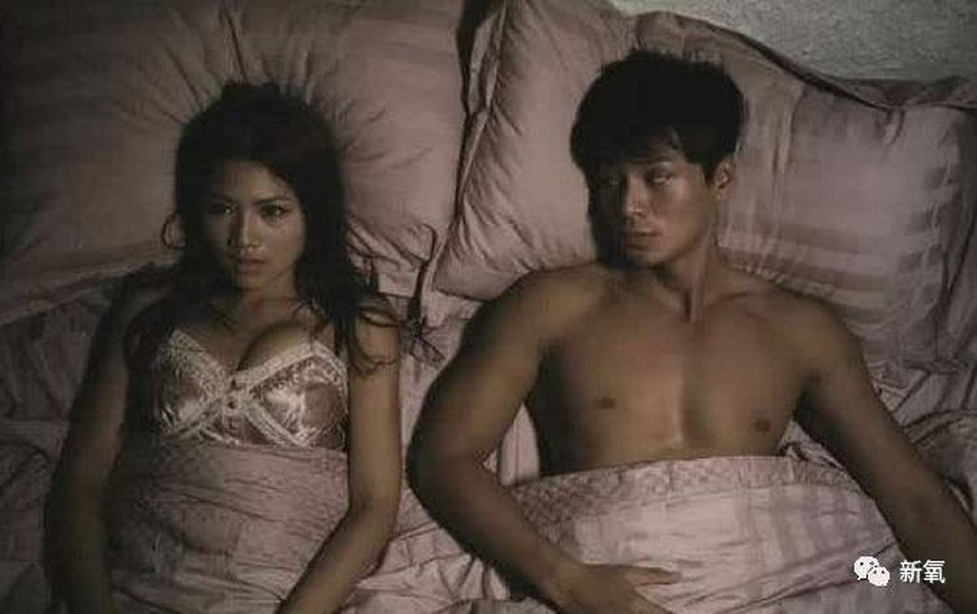 1.阿联酋美女无毛嫩肉逼逼三级片惊艳上映