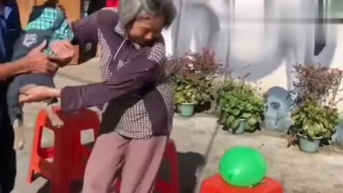 老头玩老太视频大全逗老头老太搞笑视频逗老年生活趣事逗欢乐时光合集