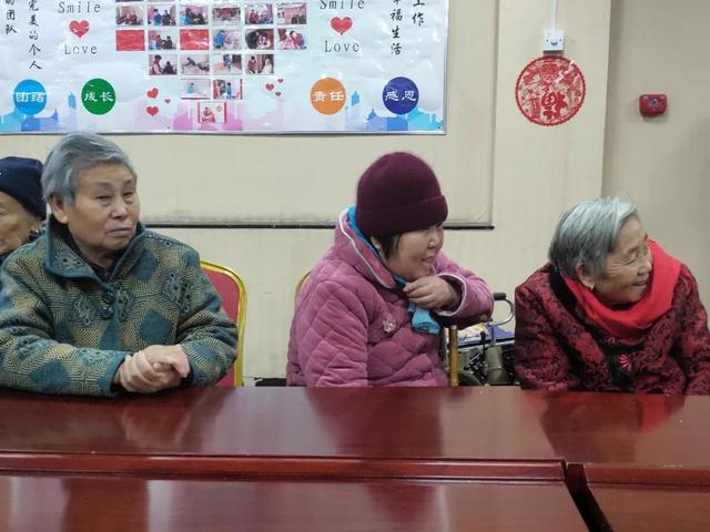 70岁老太交XXXXX浜引发热议，网友热议背后的感人故事，探讨老年生活新方式