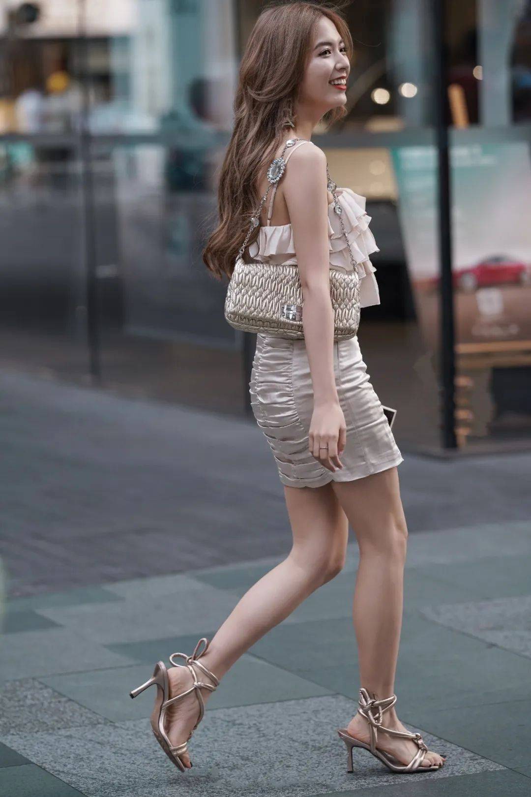 诱惑性感女神展现极致魅力，迷人风采不可抵挡，让你心跳加速的视觉盛宴