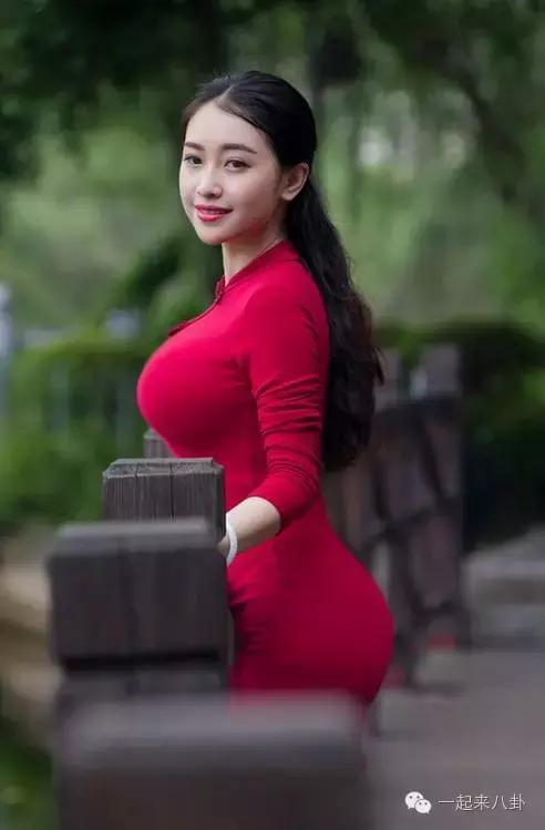 丰满成熟女人真人形象魅力绽放，优雅自信，尽显女性韵味