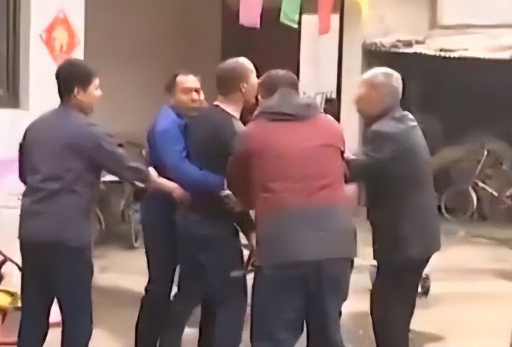 2.偷拍农村妇女露脸事件引发争议，村民愤怒报警，警方介入调查