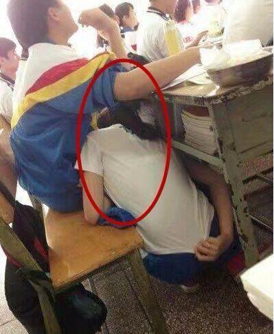 高二女生拉大便视频曝光，校园私密瞬间全记录，真实揭秘青春隐秘角落