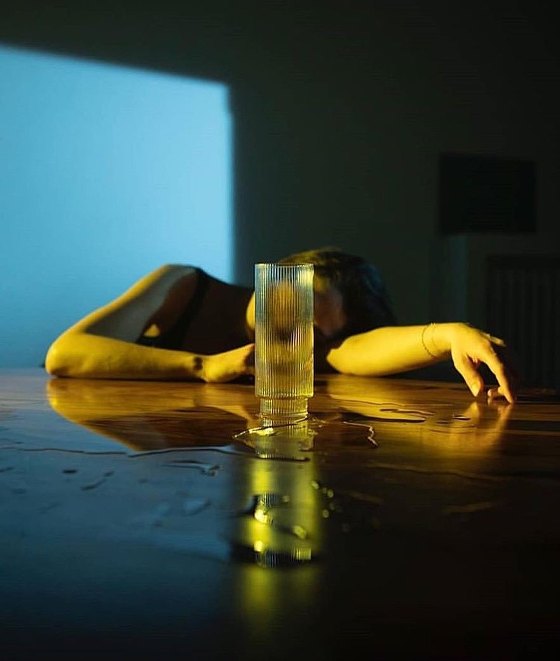 年轻美女人体艺术写真，展现完美曲线，激发无限遐想与欲望