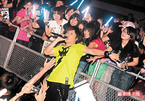 婷婷激情四房五月天演唱会引爆全场，粉丝尖叫不断，嗨翻夏夜