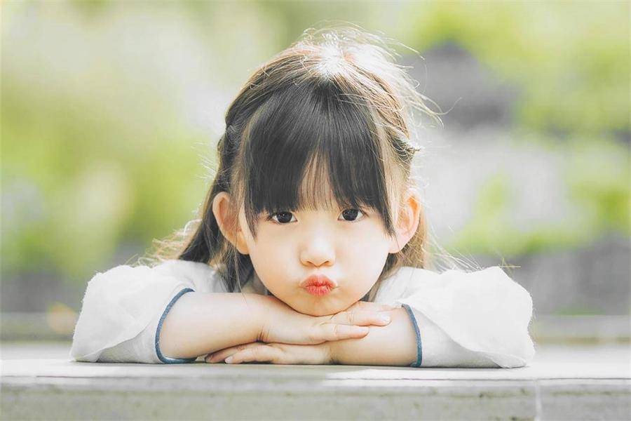 裸体福照浜小女孩纯真童年，海边嬉戏瞬间，自然光影捕捉美好回忆