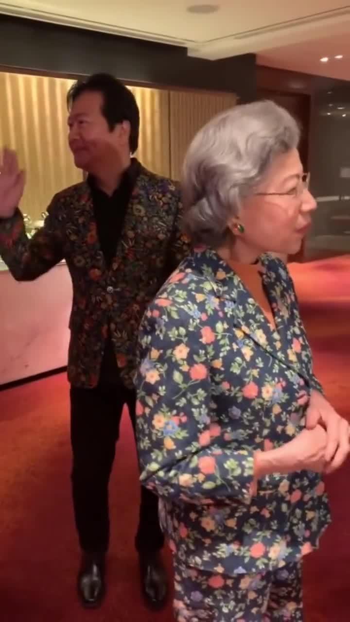 风骚老妇人魅力不减当年，岁月沉淀优雅气质，演绎成熟女性独特风情