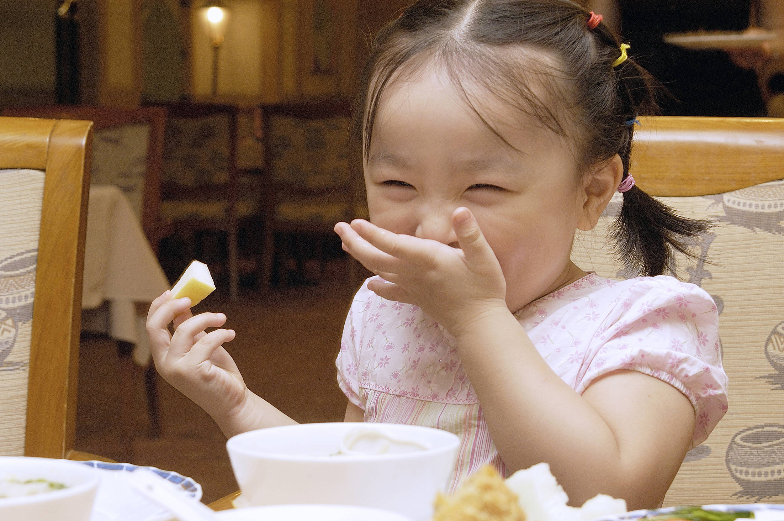 小孩半夜喂女孩吃酸奶，温馨画面背后藏隐患，家长需警惕夜间喂食风险