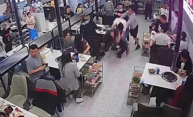 三黑人狂躁一女引发争议，社会关注暴力事件，探讨种族与性别平等问题