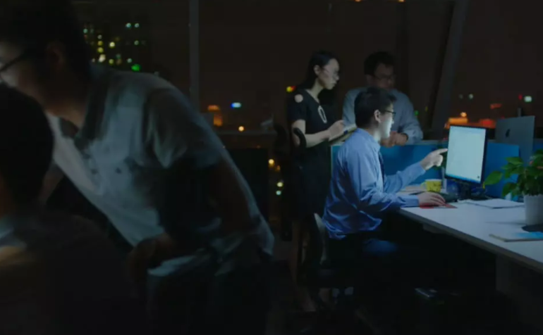 大乳奶freesex办公室浜激情碰撞，职场暧昧升温，深夜加班引爆欲望火花