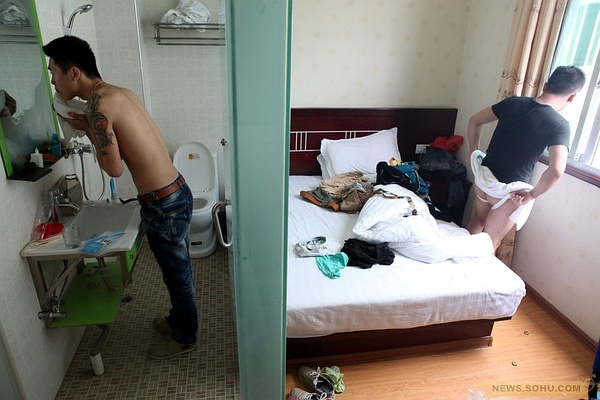 农村男撒尿Gay偷看实录，隐秘欲望曝光，引发热议与思考