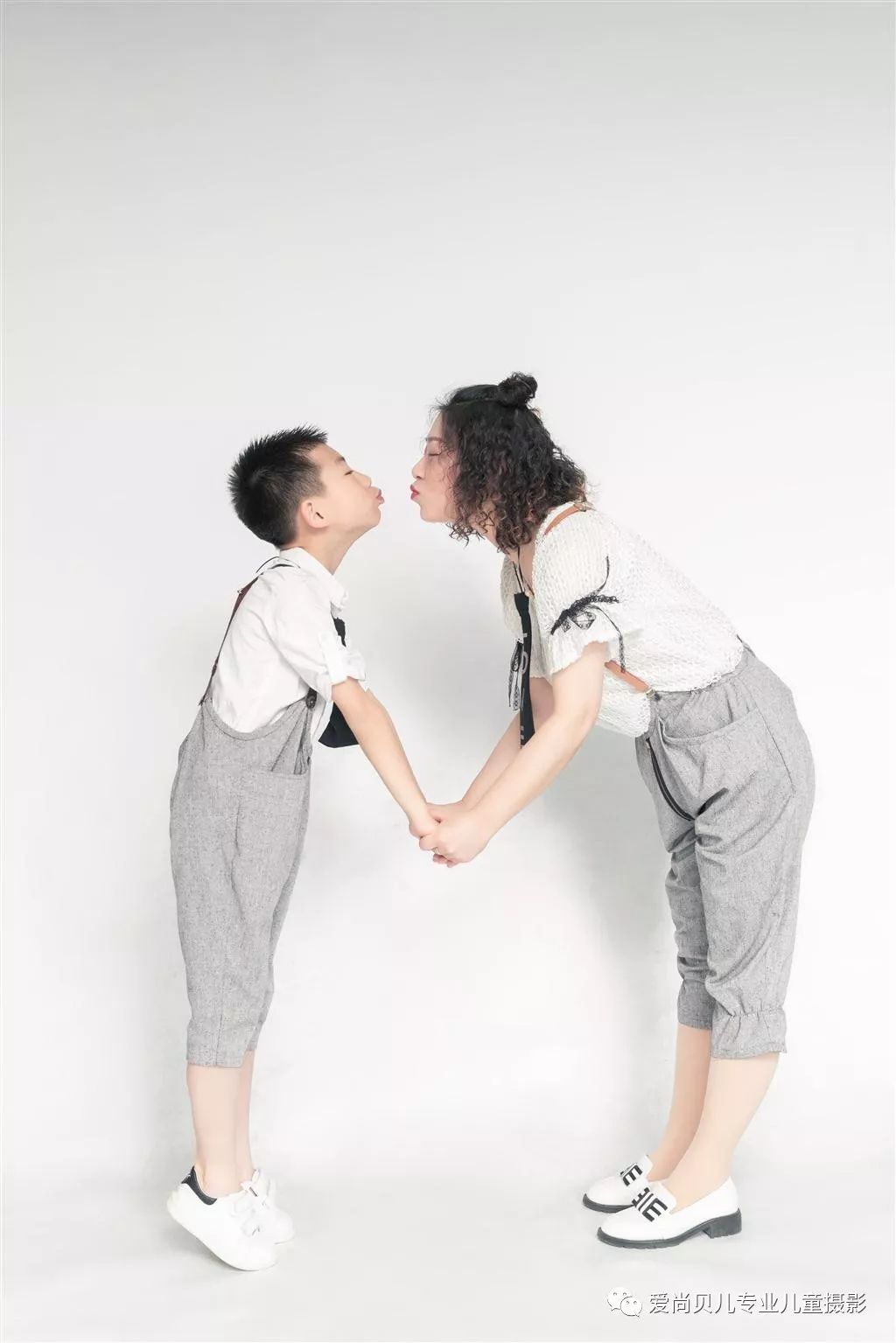 妈妈帮你打脚枪的温馨时刻，暖心互动，亲子时光更亲密