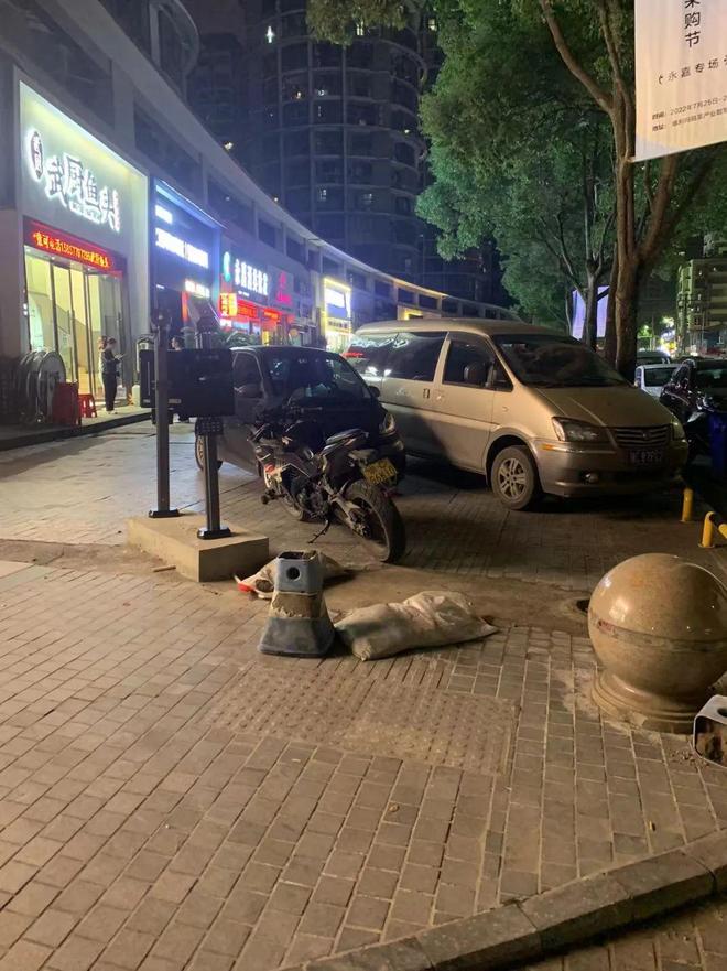 老太脱了裤子让小伙摸引发争议，街头一幕曝光，网友热议不断