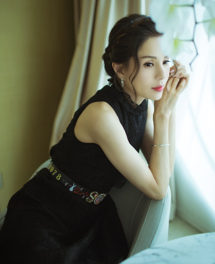 老熟女浜风情依旧岁月沉淀的优雅韵味，迷人魅力不减当年，经典永恒的女性风采
