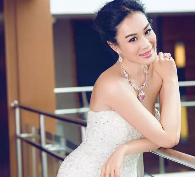 六十路七十路熟女乱码浜揭秘熟龄女性魅力密码，探索独特审美趋势，品味成熟风韵