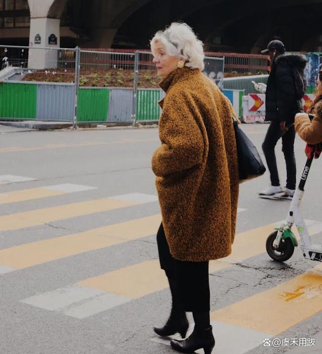 欧美老太毛茸时尚穿搭，温暖冬日必备，复古风潮席卷全球