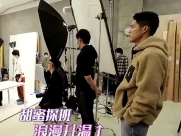 xxx18hd两个帅哥同框热舞引爆全网，高颜值互动太养眼，粉丝直呼嗑到了