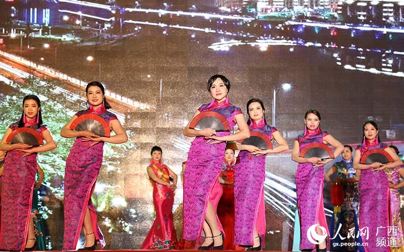农村少妇播放动人旋律点亮乡村夜晚，温暖人心传递乡情，展现新时代女性风采