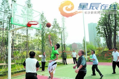 2.篮球场下雨天女同学嬉戏，青春洋溢，欢声笑语回荡，湿滑地面也挡不住热情