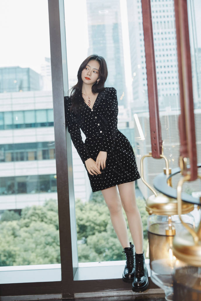 丰满人妻99精品打造迷人曲线，展现成熟魅力，尽显优雅风情