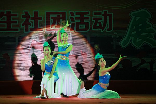 肉肉亚洲黑人婷婷五月天绽放异彩，热情似火，舞动青春旋律