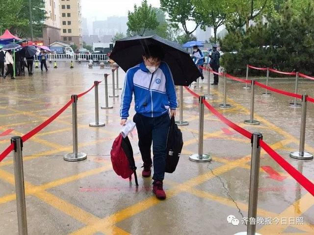 2.篮球场下雨天女同学嬉戏，青春洋溢，欢声笑语回荡，湿滑地面也挡不住热情