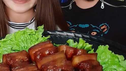 2.小俊大肉大捧一进一出好爽，肉质鲜嫩多汁，入口即化，回味无穷
