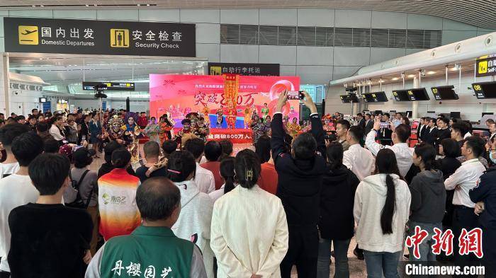 迪拜机场重新开放，旅客喜迎新航站楼，全球航班恢复运营
