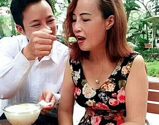 老妇人深夜扒开毛毛自慰，隐秘欲望的释放，孤独心灵的自我抚慰