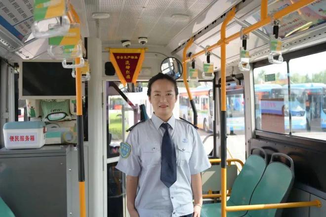 2.白洁公交车事件曝光，车内不雅视频疯传，网友热议不断