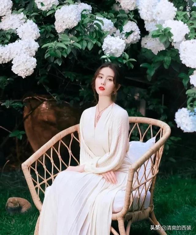 JLZZJLZZ亚洲女人展现独特魅力与自信，优雅气质令人难忘，时尚穿搭引领潮流新风尚