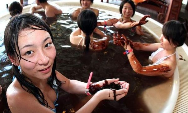 13女学生裸体无遮挡洗澡浜引发热议，校园隐私安全受关注，舆论呼吁加强管理