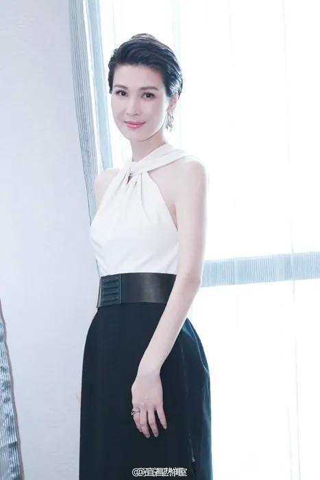 肥老熟妇的丰满魅力，展现成熟女性风采，优雅自信更迷人