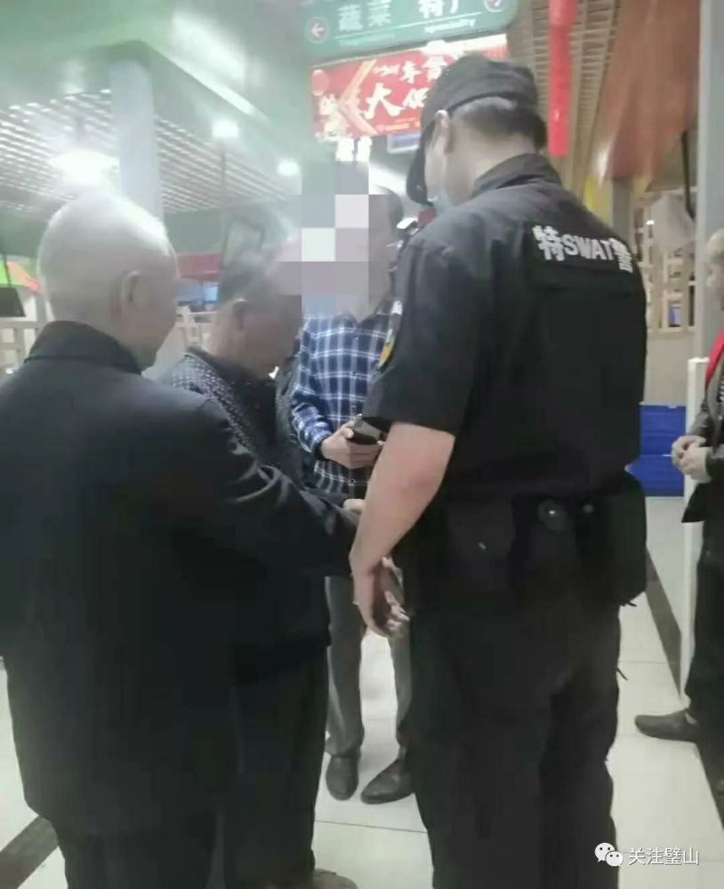 黑人大战少妇引发激烈冲突，街头混战震撼全城，警方紧急介入调查