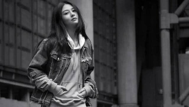 老女人色黄大片浜演绎黄昏恋曲，岁月沉淀的激情，金色年华中的浪漫故事