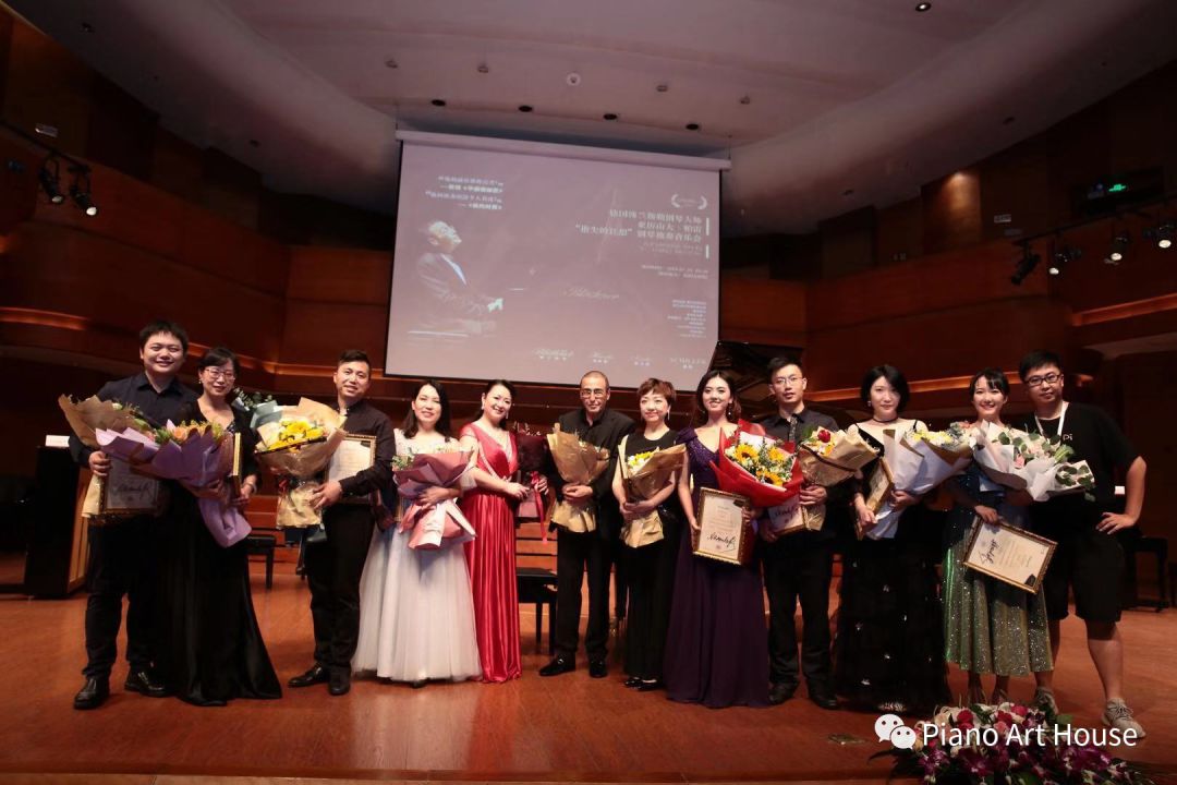 无码五月天激情演唱会现场，震撼音效，粉丝狂欢，难忘音乐盛宴