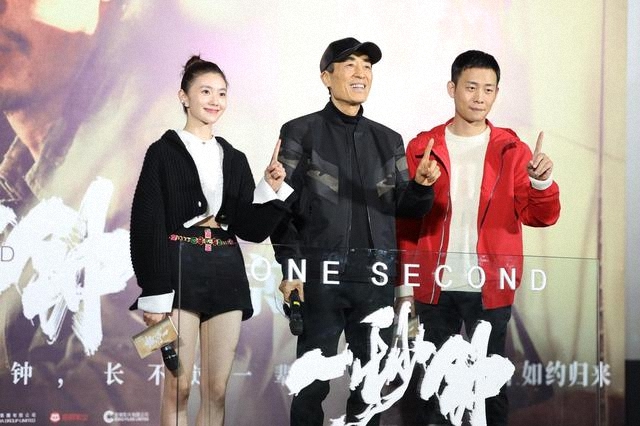 刘亦菲双飞惊艳亮相新片首映礼，粉丝热情应援，现场氛围火爆