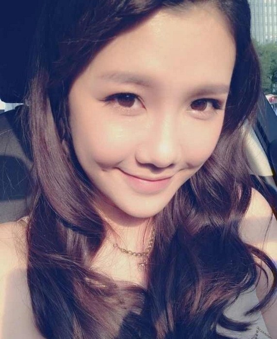 81p美女自拍惊艳亮相，网友热议完美身材，展现自信魅力瞬间