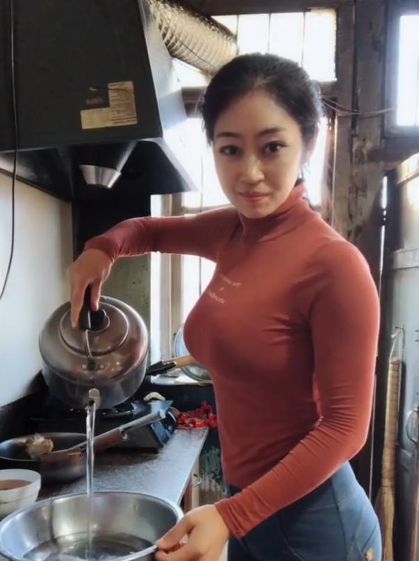 中国少妇的日常生活，美丽与智慧并存，家庭事业双丰收