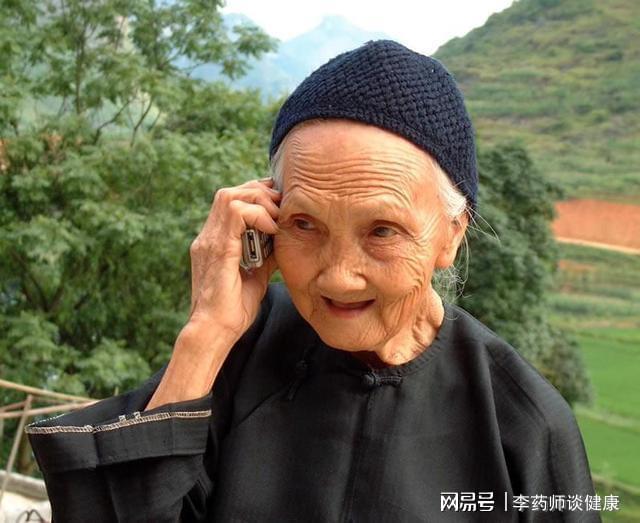 90岁老太婆醉酒看毛片引发热议，街头撒泼被拍，网友直呼离谱