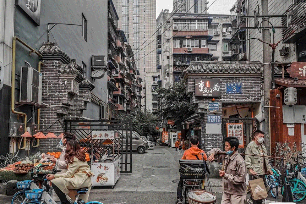 中国姑娘寻找卫生间10的奇妙之旅，探索城市角落，发现隐藏故事