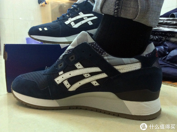 Asics女人运动鞋穿搭时尚潮流必备单品，舒适百搭，展现自信魅力
