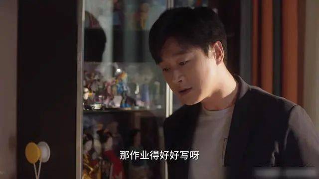 女孩破小幼稚哭小说引发热议，探讨成长伤痛，青春文学新视角