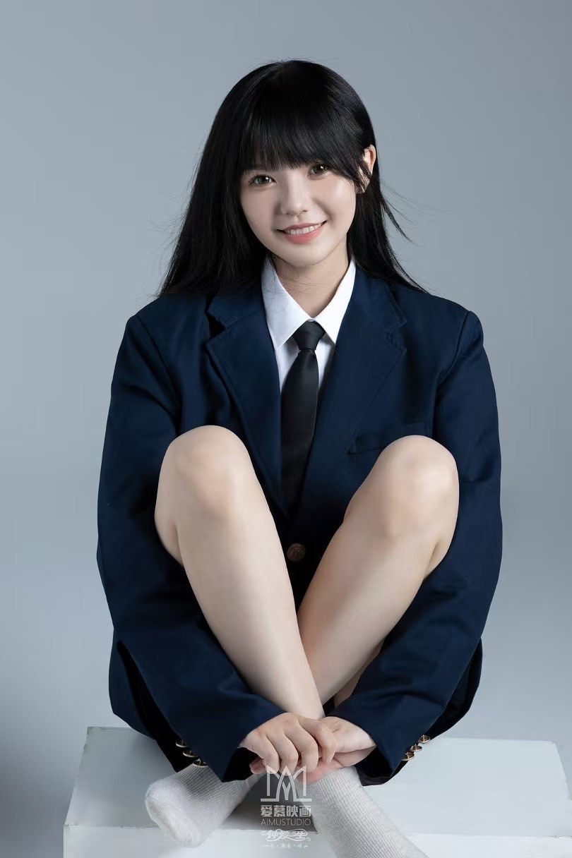 高二女学生脚丫TKVK清新写真，校园风少女足部特写，展现青春活力与自然美感