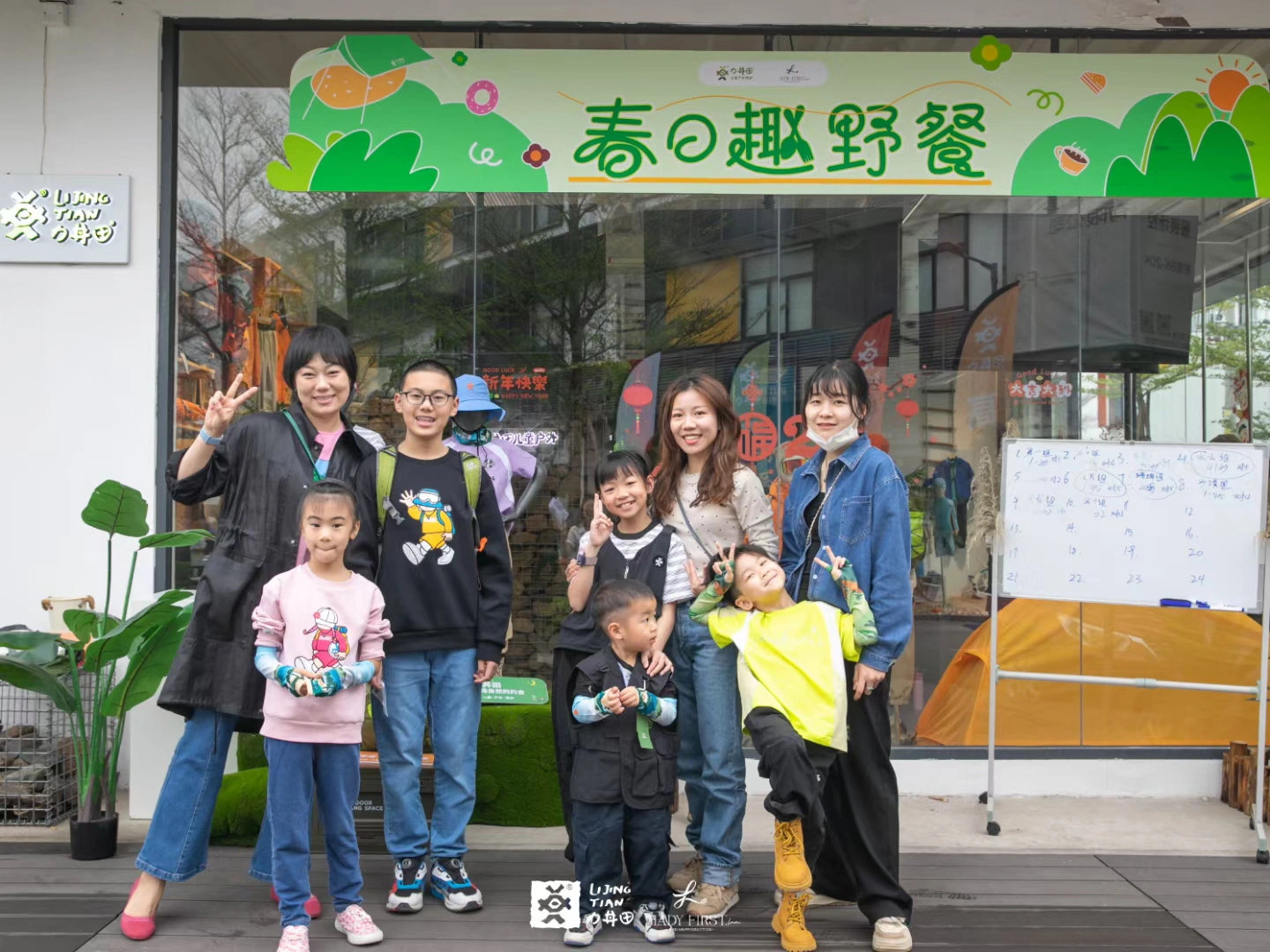 亚洲黄色青青草绽放自然之美，探索春日野趣，感受清新田园风光