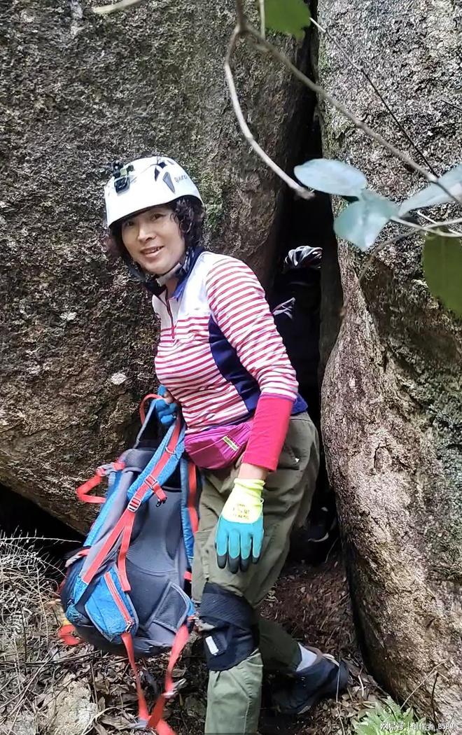 1.胡秀英野外激情探险记