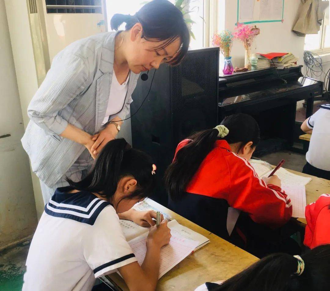 老师严格要求学生认真学习知识 老师严格要求学生认真学习知识