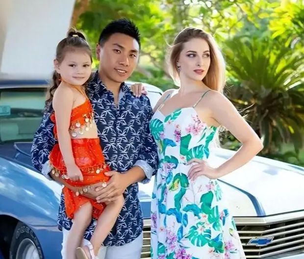 乌克兰少妇的坚韧与美丽，战火中的生活故事，爱与希望的篇章
